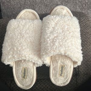 Dearfoams slippers. White.